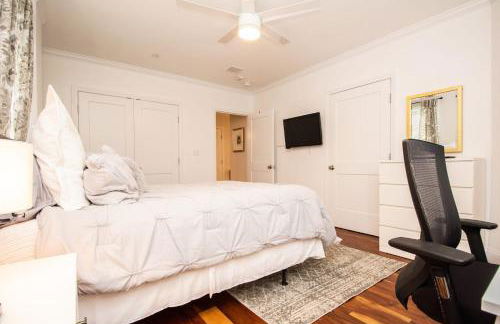 Stylish 2BR w Full Kitchen, Laundry & Cen Air - Foto 8