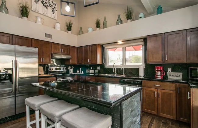 Spectacular Hilltop Home W/resort Like Backyard! - Foto 11