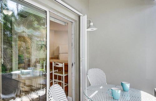 Walk to the Beach! New Smyrna Hideaway with Patio - Foto 17