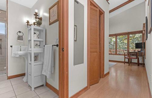 Serene Retreat with Hot Tub - Fire Pit - Deck - Foto 24