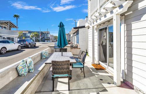 Beach Escape with Patio! 2 Min Walk to Sand & Surf - Foto 3