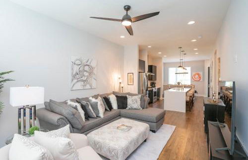 Luxury Townhome Skyline Views Mins To DT - Foto 29