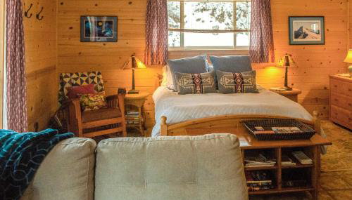 Romantic Riverfront Cottage - 1 Mile to Winthrop! - Foto 2