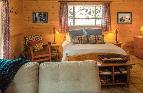 Romantic Riverfront Cottage - 1 Mile to Winthrop! - Foto 2