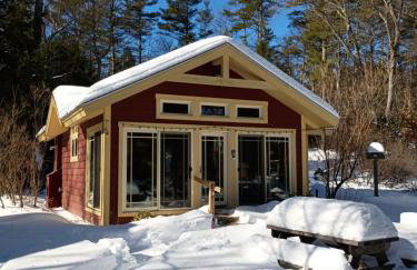 Red Cabin & Sauna on Lake Monomonac - Foto 1