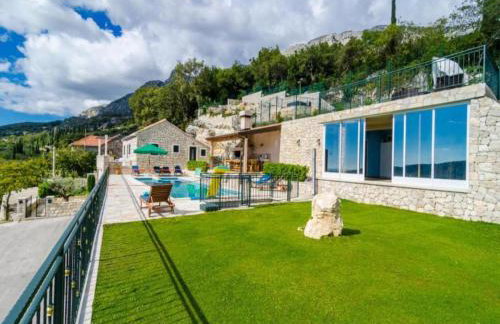 Villa Falcon Rook - Four-Bedroom Villa with Terrace and Swimming Pool - Photo 23