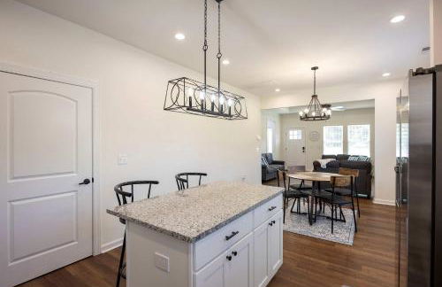 4 Min to Downtown - En-Suite Bath - Washer and Dryer - Foto 13