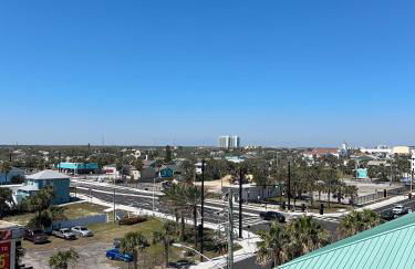 Beach Condo with Pool & Tiki Bar! - Foto 6