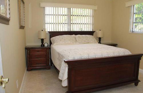 Deerfield Beach heated pool house - Photo 34