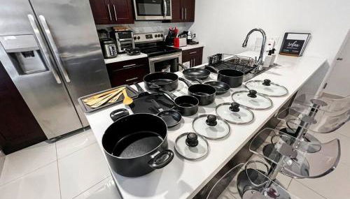 Vacay Spot experience Luna Sky! 65" TV BAR, BBQ, SHOWER massage jets, music, go to FL Keys - Foto 5, dishwasher