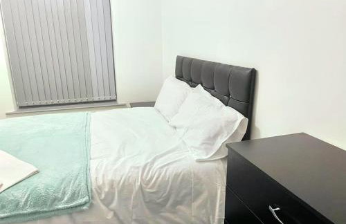 Lovely 3 Bed Ground Floor Apartment Near QE Hospital Harborne Birmingham New - Photo 44