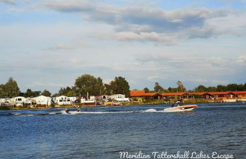 Elite Retreats 4U Lakeside Hot Tub Log Cabin with the fishing peg at Tattershall Lakes Park - Foto 66