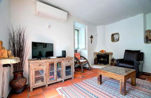 Charming Coastside Villa - Photo 13