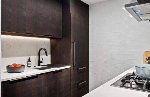 Modern 2BR Brooklyn Retreat Near Manhattan with Private Backyard - Photo 23