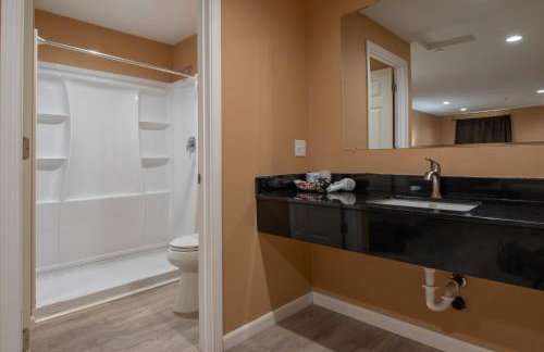 Far West Cabin-Tiny Homes Rental - Foto 9