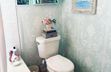 4BR 3 BA HUGE, Balcony, Cemetery, Streetcar sleeps 8! - Photo 43