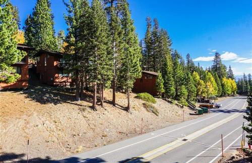 St Anton Street View 2-Bedroom Condo with full kitchen - Foto 3