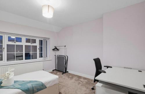 Spacious Modern 4BR Home 2 Luxury Bathrooms Private Parking Near M54, M6, JLR & WV1 - Foto 11