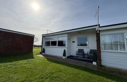 169 - Two bed Chalet on Sunbeach Holiday Park - Sleeps 5, pet friendly, FREE pool and entertainment passes included - plus WiFi, bed linen and towels included 300m from the beach! - Foto 4