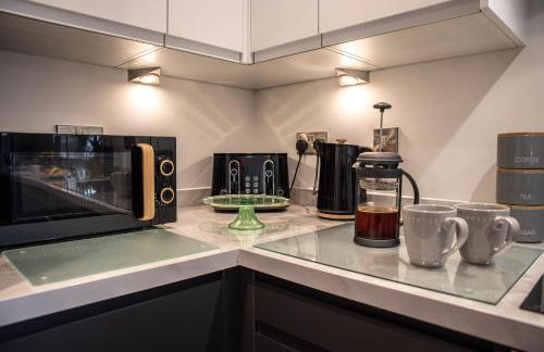 Welcome - BUSINESS or PLEASURE! Southampton 'City Vibes' # Stylish Apartment with Outdoor Courtyard! 1-4 Guests BOOK YOUR CITY BREAK or PRE-CRUISE STAY! CLOSE TO MAYFLOWER THEATRE, UNIVERSITIES, CRUISE TERMINALS, HOSPITALS & SHOPS! - Photo 33