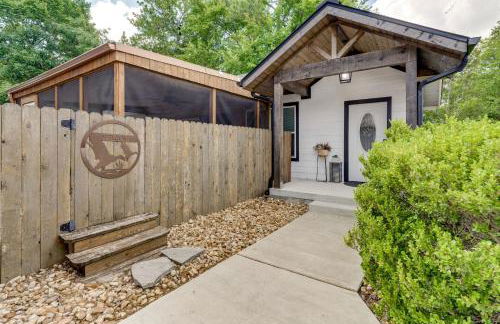 Hot Tub and Outdoor Kitchen Stylish Home in Bryan - Foto 31