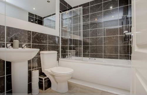 Large Family House - 5 Beds, 3 Baths, Full Kitchen - Foto 6