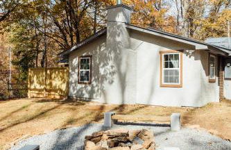 Escape to Villa Serena family & pet-friendly mountain retreat - hidden speakeasy, fire pit - Foto 74