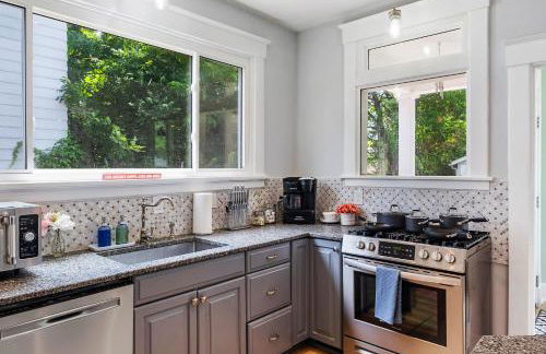 Modern Oakley Retreat - King Bed - Free Parking - Centrally Located - Foto 9