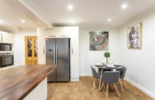 Elegant 5-Bed Home, Families & Friends, Sleeps 6, Parking, Free Wi-Fi - Foto 12