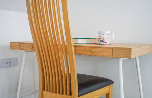 Riverside Apartment with Stunning Views & Patio - Foto 27