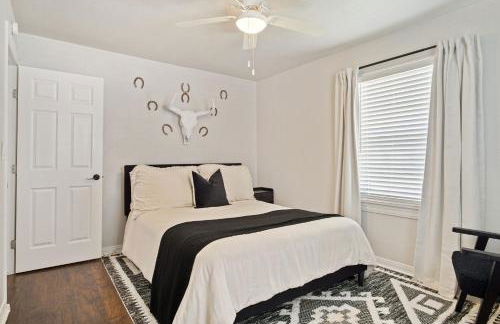 Charming Yellow Door House Steps from OU - Photo 20