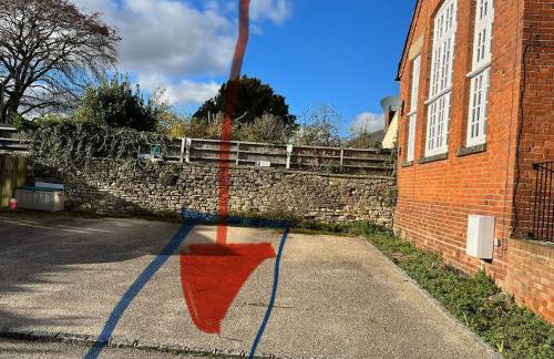 Unique Old Auction House - Photo 2