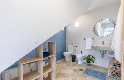 Scenic Home with Panoramic Sea & Mountain Views in São Vicente - Foto 12