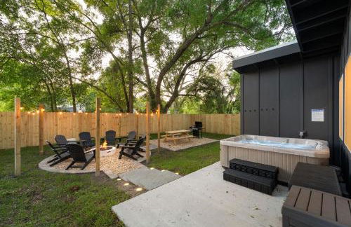 New-Dog Friendly,Hot Tub, Fire-pit, 1 mile to DTWN - Foto 2