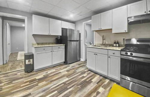 Bright 2BR Apartment in Stamford - Photo 3