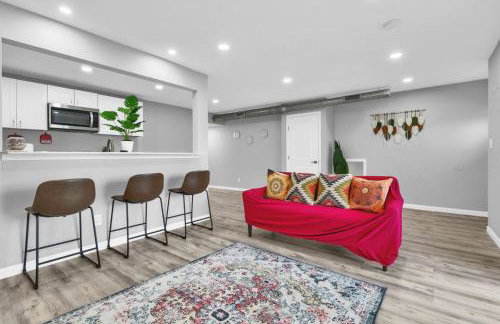 Spacious 2BR Condo close to Restaurants and Nightlife with WiFi - Foto 10