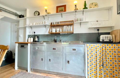 Janies Cottage~ Mousehole~Eclectic Interiors & Vintage Charm - Photo 11