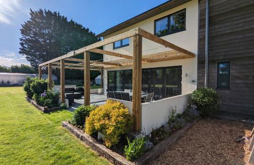 Unique, Spacious, Self-Built Eco Home with huge garden and movie room - Photo 51