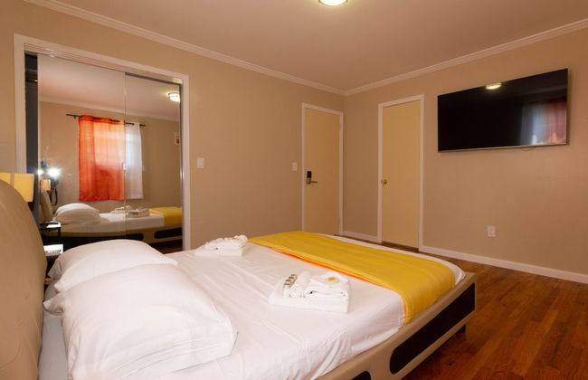 Cheerful & Beautiful 3-Bedroom Ranch - Photo 13