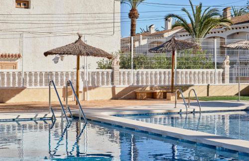 Sunny Coastal Retreat with Pool & Terrace - Foto 10