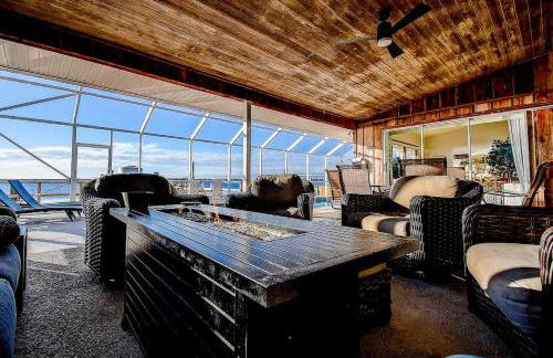 Family Waterfront 4BR Home Heated Pool Private Pier - Photo 25