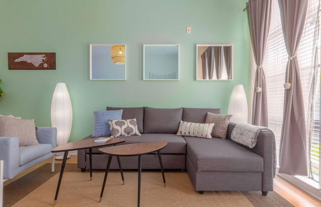 Vibrant 2-Story Apartment with Apple TV - Foto 9