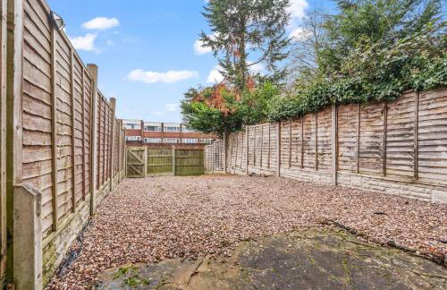 #99 Quirky and Stylish 3-Bedroom - Close to Drayton Manor Theme Park - Sleeps 6 - "Perfect for contractors and Families - Free parking" - Photo 7