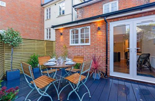2-Bedroom Stylish & Gorgeous, Cosy Westgate Cottage Retreat, Central Winchester, Free On-Street Parking Permit, with Garden, Close to Cathedral - Sleeps 6, Pets are Welcome - by Blue Puffin Stays - Foto 8