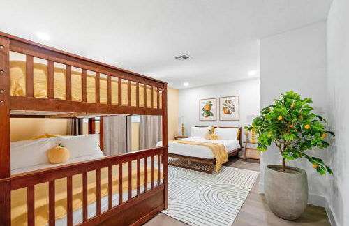 Deluxe Waterfront Villa with BBQ, Pool and Game Room - Photo 21