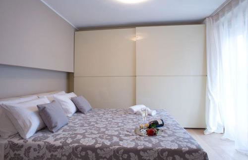 State of the art home suite with 180 degree panoramic lake view, pool and spa sleeping up to 10 guests by Italian Apartments - Foto 25