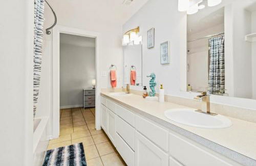 8 Mins to SPI Beach Spacious 3BR with Backyard - Foto 38