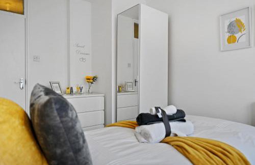 Chic 2-Bed Flat with Workspace, Balcony, Parking - Foto 6