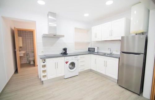 Stylish 3-Bedrooms Getaway with Terrace & Pool - Foto 28