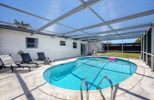 Sunny Escape: Vibrant Pool Home - Photo 1